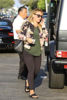 Hilary Duff feet photo thumbnail