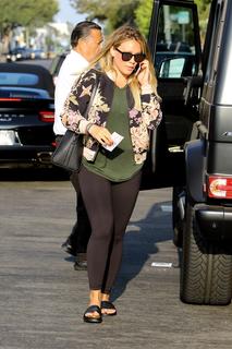 Hilary Duff feet photo thumbnail
