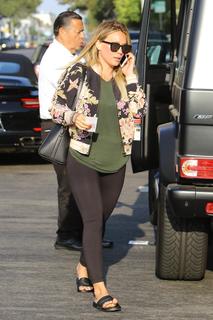 Hilary Duff feet photo thumbnail