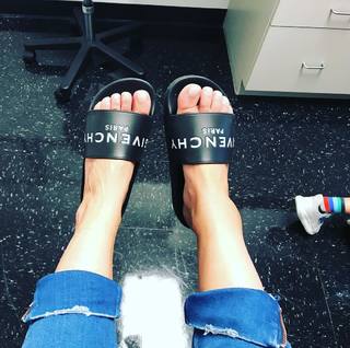 Hilary Duff feet photo thumbnail