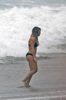 Hilary Duff feet photo thumbnail