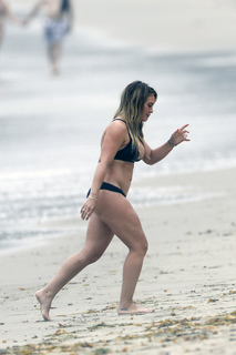 Hilary Duff feet photo thumbnail