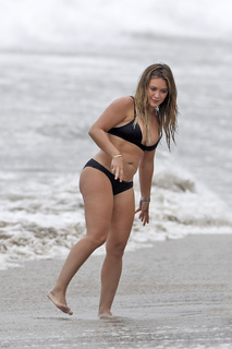 Hilary Duff feet photo thumbnail