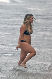 Hilary Duff feet photo thumbnail