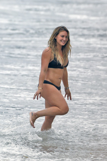 Hilary Duff feet photo thumbnail