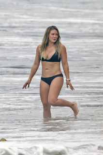 Hilary Duff feet photo thumbnail