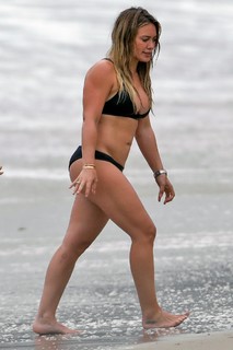 Hilary Duff feet photo thumbnail