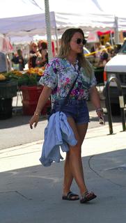 Hilary Duff feet photo thumbnail