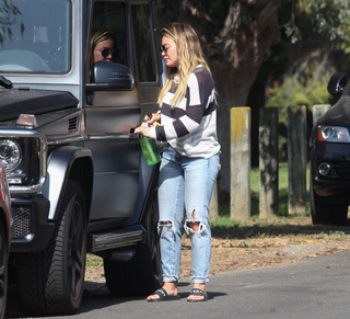 Hilary Duff feet photo thumbnail