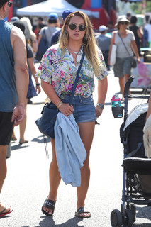 Hilary Duff feet photo thumbnail