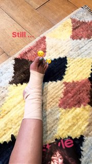 Hilary Duff feet photo thumbnail