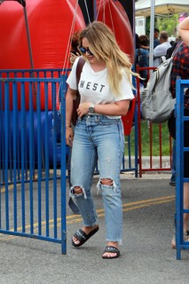 Hilary Duff feet photo thumbnail