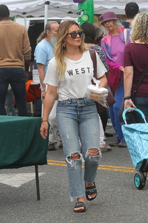 Hilary Duff feet photo thumbnail