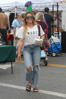 Hilary Duff feet photo thumbnail