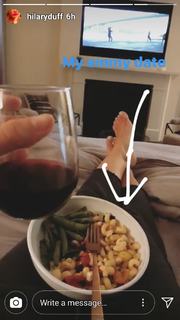 Hilary Duff feet photo thumbnail