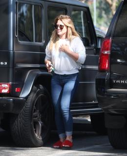 Hilary Duff feet photo thumbnail