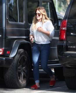 Hilary Duff feet photo thumbnail