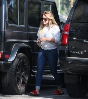 Hilary Duff feet photo thumbnail