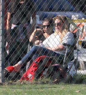 Hilary Duff feet photo thumbnail