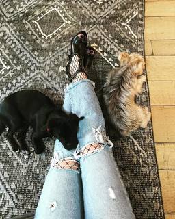 Hilary Duff feet photo thumbnail