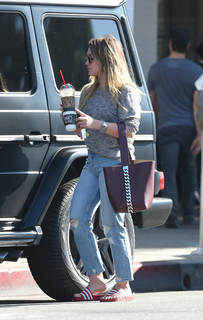 Hilary Duff feet photo thumbnail