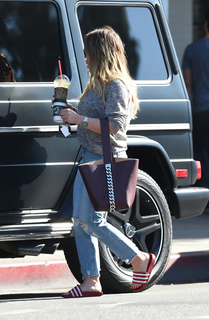 Hilary Duff feet photo thumbnail