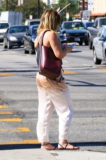 Hilary Duff feet photo thumbnail