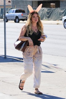 Hilary Duff feet photo thumbnail
