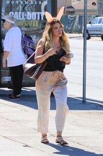 Hilary Duff feet photo thumbnail