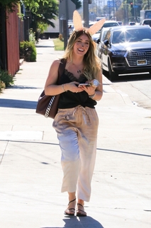 Hilary Duff feet photo thumbnail