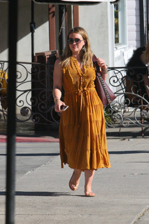 Hilary Duff feet photo thumbnail