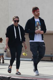 Hilary Duff feet photo thumbnail