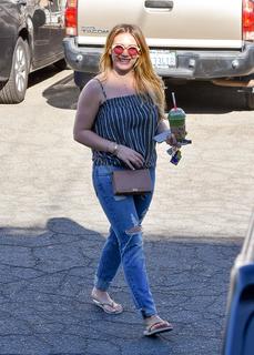 Hilary Duff feet photo thumbnail