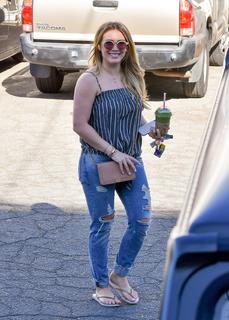 Hilary Duff feet photo thumbnail