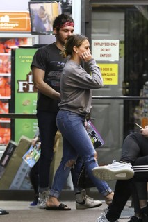 Hilary Duff feet photo thumbnail