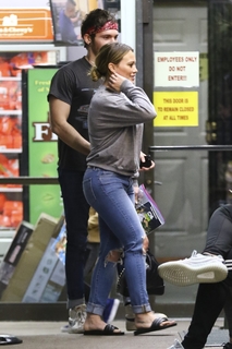 Hilary Duff feet photo thumbnail