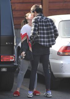 Hilary Duff feet photo thumbnail