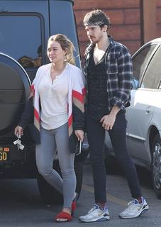 Hilary Duff feet photo thumbnail