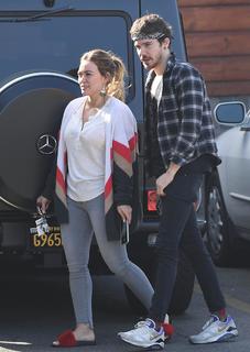 Hilary Duff feet photo thumbnail