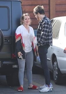 Hilary Duff feet photo thumbnail