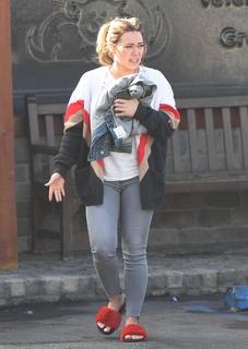 Hilary Duff feet photo thumbnail