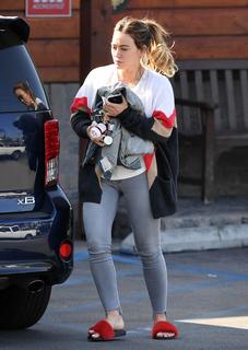 Hilary Duff feet photo thumbnail