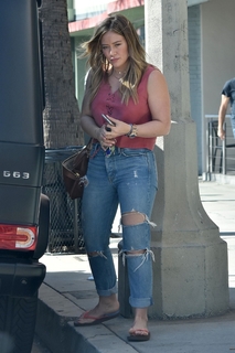 Hilary Duff feet photo thumbnail