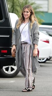 Hilary Duff feet photo thumbnail