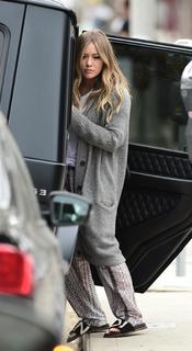Hilary Duff feet photo thumbnail