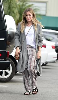 Hilary Duff feet photo thumbnail