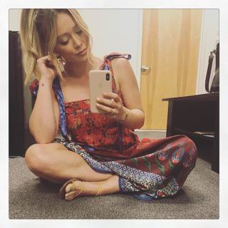 Hilary Duff feet photo thumbnail