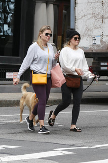 Hilary Duff feet photo thumbnail
