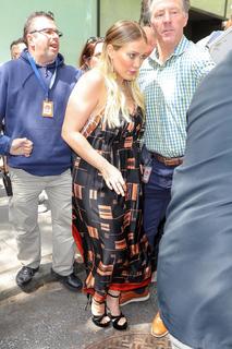 Hilary Duff feet photo thumbnail