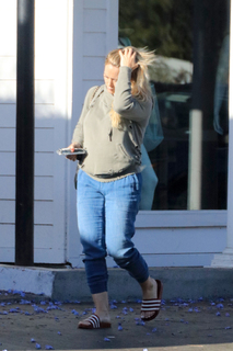 Hilary Duff feet photo thumbnail